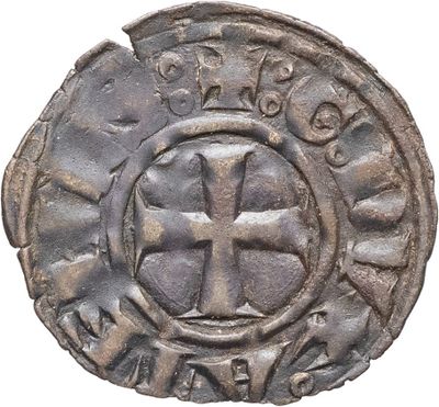 Gros plan sur une pièce de monnaie portant une croix