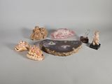 un ensemble de petites figurines posées sur une table