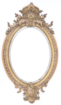 Miroir de forme ovale à cadre en bois et stuc doré à décor d…