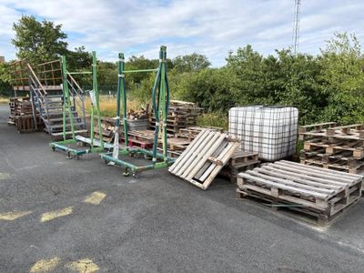 beaucoup de palettes qui traînent sur le parking