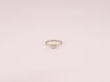 une bague en or blanc sertie d'un seul diamant au centre