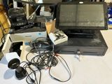tout un tas d'appareils électroniques posés sur une table