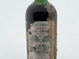 une bouteille de vin posée sur une table