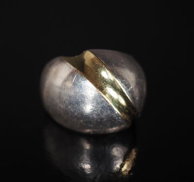 Bague dôme de forme stylisée en argent, à décor d'une cannel…