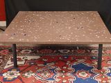 une table recouverte de confettis