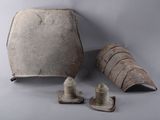 deux objets en poterie posés sur une table