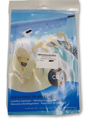 Le paquet contient une chemise blanche et une cravate noire suspendues à un cintre.