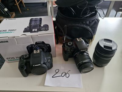 deux appareils photo et un sac pour appareil photo posés sur une table