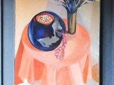 un tableau représentant un vase bleu avec des fleurs posé sur une table