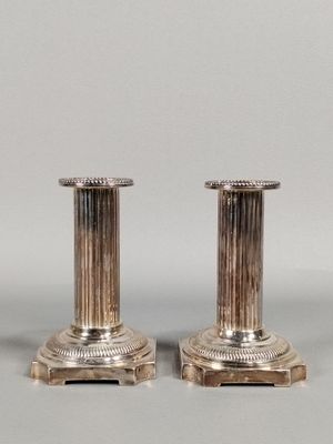 paire de bougeoirs anciens en argent à socles cannelés
