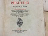 un livre ouvert posé sur une table