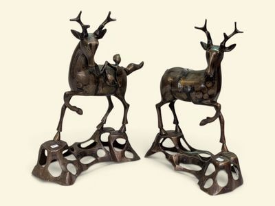 paire de sculptures en bronze représentant une biche et un cerf, posées sur un socle
