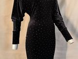 robe en velours noir à pois blancs sur les épaules