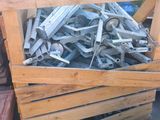 un tas de bois et de métal empilés les uns sur les autres