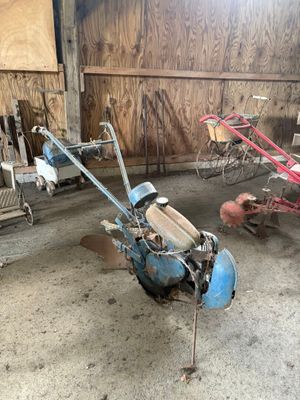 une petite moto bleue garée à l'intérieur d'un immeuble