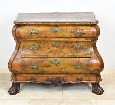 une commode en bois avec un plateau en marbre