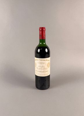 une bouteille de vin posée sur une table
