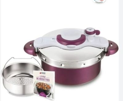 une casserole avec un couvercle et une passoire à côté