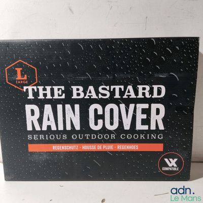 un gros plan sur une boîte de la housse de pluie « Bastard »