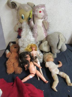 Lot DE Peluches ET Poupees Dont Poupee Mannequin .