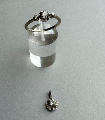 un petit verre d'eau sur lequel est posé un anneau