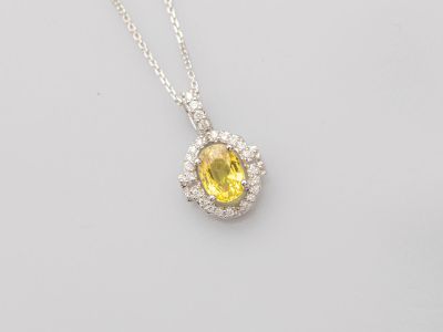 un pendentif composé d'un saphir jaune et de diamants, monté sur une chaîne en argent