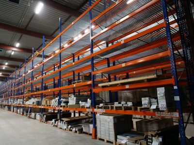 un grand entrepôt rempli de nombreuses étagères et de cartons