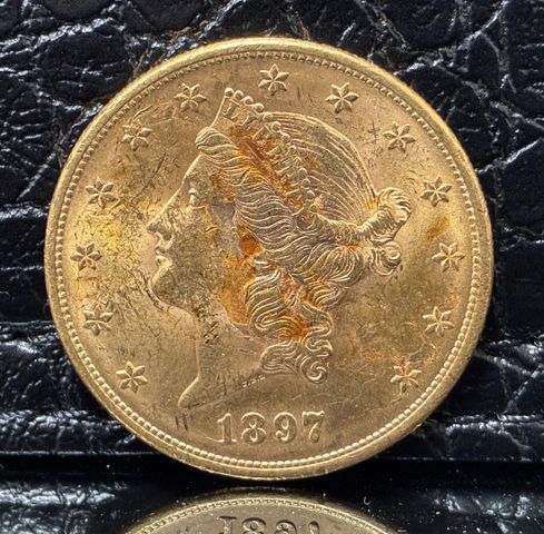 Une pièce de monnaie à valeur faciale de vingt dollars Liberty 18...
