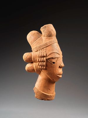une image représentant une sculpture en argile représentant la tête d'une femme