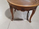 une table posée sur le sol d'une pièce