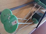 une chaise verte et un ordinateur portable posé sur un support