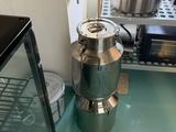 une photo d'une cuisine avec une grande casserole sur la cuisinière