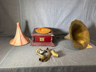 une table sur laquelle sont posés différents objets