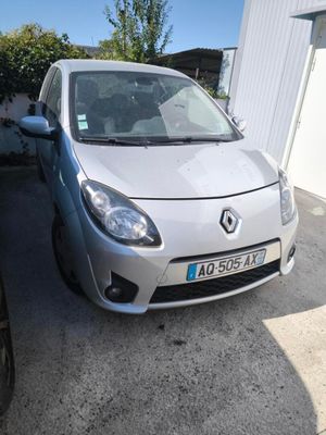 la photo d'une voiture argentée garée dans un parking