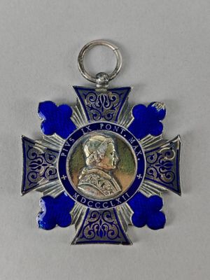 une image représentant une médaille bleue et argentée sur laquelle figure le portrait d'un homme