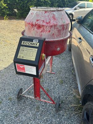 une bétonnière garée à côté d'une voiture sur le bord de la route