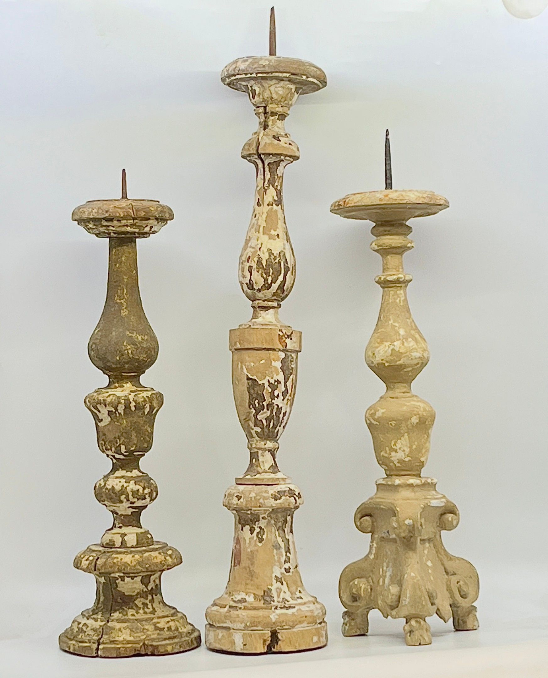 Ensemble de 3 pique-cierges en bois sculpté anciennement dor…
