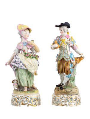paire de figurines représentant une femme et un homme accompagnés d'un chien