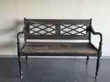 un banc en bois posé à même le sol