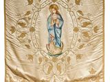 une bannière dorée et blanche sur laquelle figure une image de Jésus tenant un enfant dans ses bras