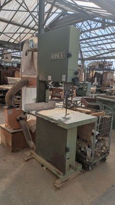 une machine qui se trouve à l'intérieur d'un bâtiment