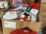 une boîte en carton contenant un pull et d'autres objets