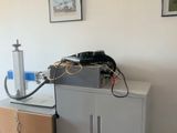 une armoire sur laquelle est posé un téléphone, à côté d'une autre armoire sur laquelle est posé un téléphone