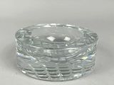 cendrier en verre transparent avec un couvercle transparent sur fond blanc