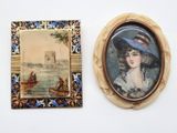 deux photos d'une femme portant un chapeau et une photo d'un homme dans un bateau