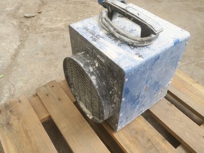 une boîte bleue posée sur une palette