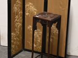 une petite table avec un petit tabouret devant