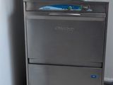une pile de récipients en plastique empilés les uns sur les autres
