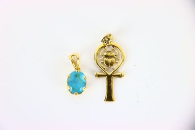 une image représentant une croix égyptienne et un pendentif ankht sur un fond blanc