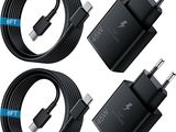 trois types différents de câbles USB reliés entre eux sur un fond blanc